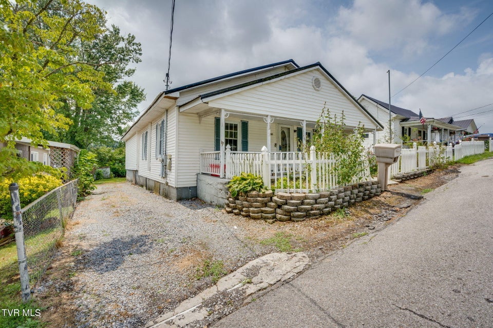 Photo #2: 950 Barker Street