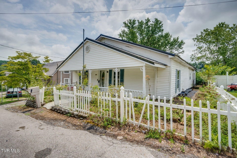 Photo #3: 950 Barker Street