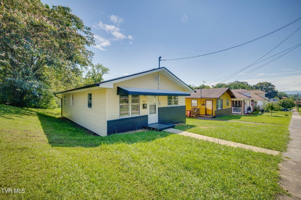 Photo #2: 908 Hillcrest Drive