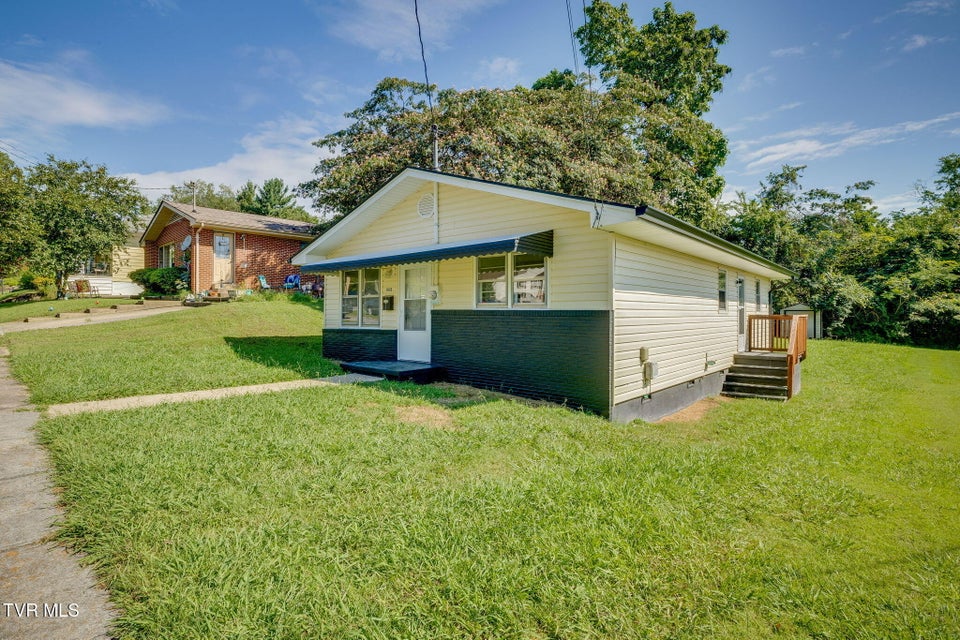 Photo #3: 908 Hillcrest Drive