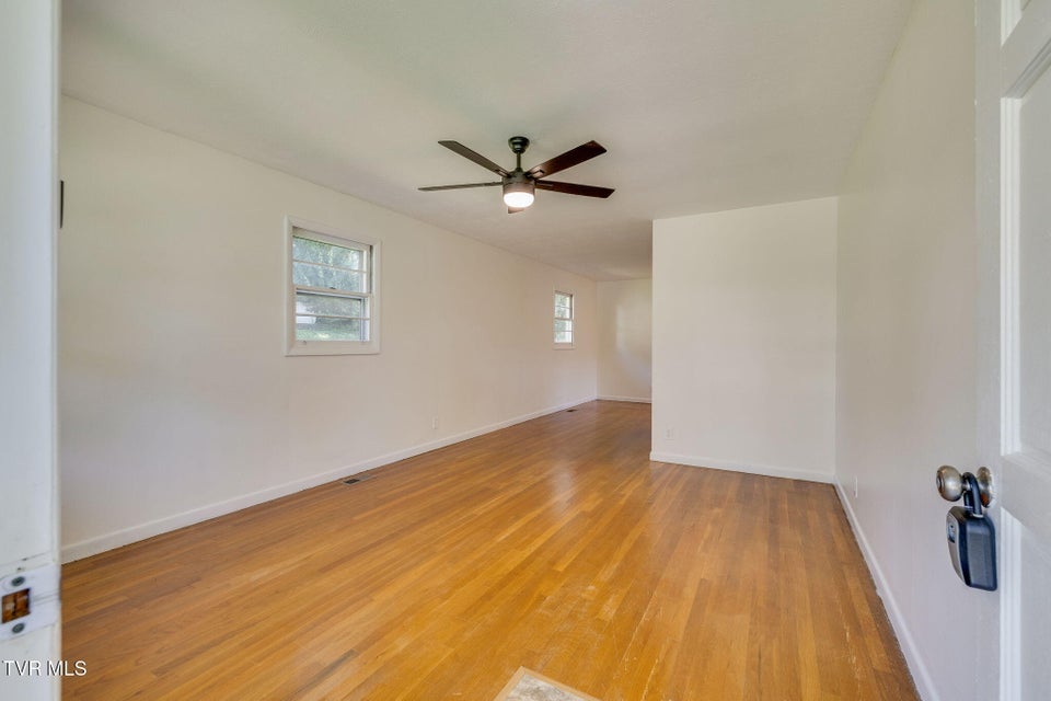 Photo #5: 908 Hillcrest Drive