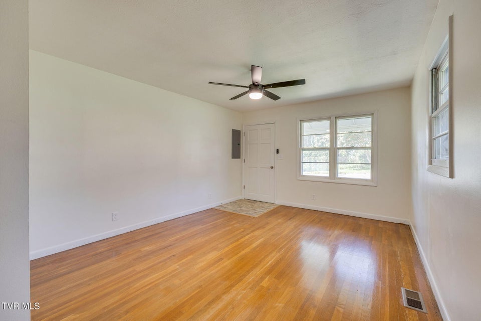 Photo #7: 908 Hillcrest Drive
