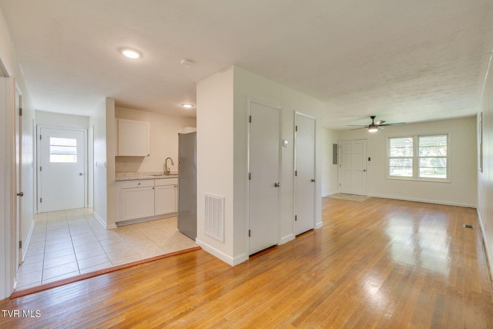 Photo #8: 908 Hillcrest Drive