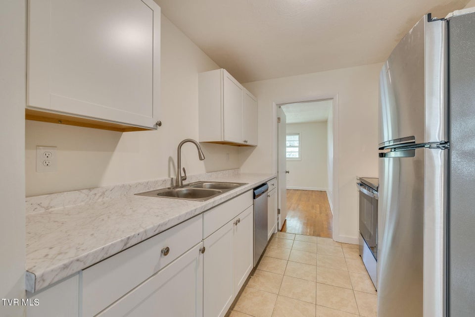 Photo #9: 908 Hillcrest Drive