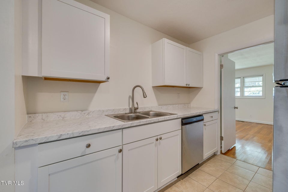 Photo #10: 908 Hillcrest Drive
