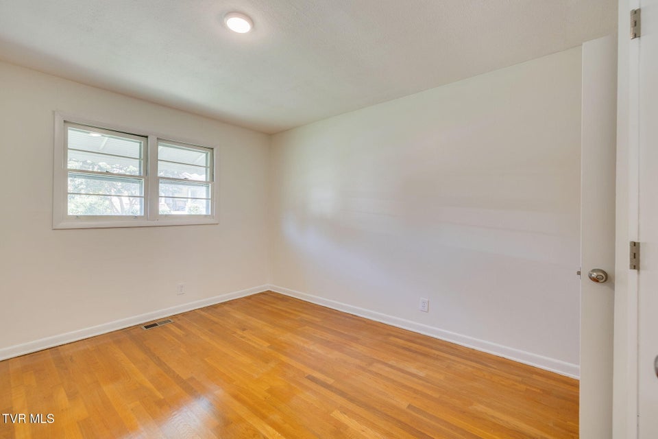 Photo #14: 908 Hillcrest Drive