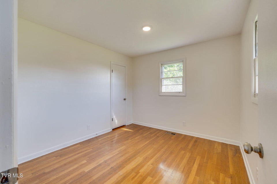 Photo #17: 908 Hillcrest Drive