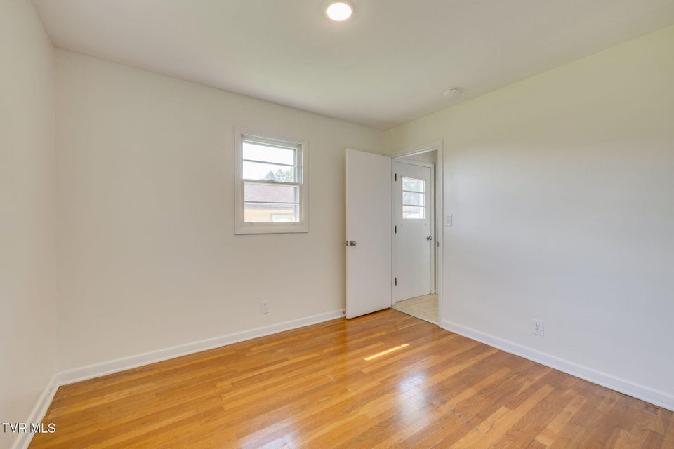 Photo #19: 908 Hillcrest Drive