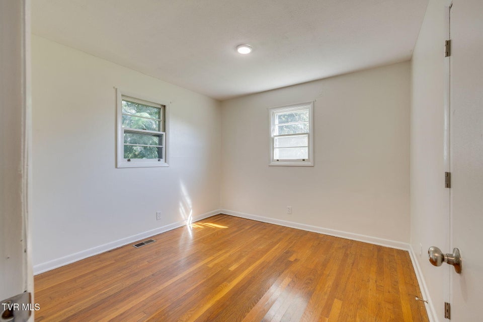 Photo #20: 908 Hillcrest Drive