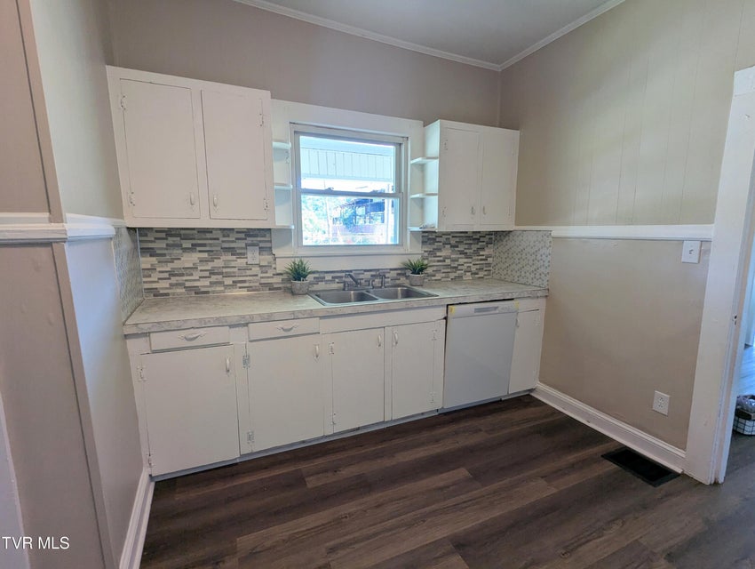 Photo #8: 900 Grover Street