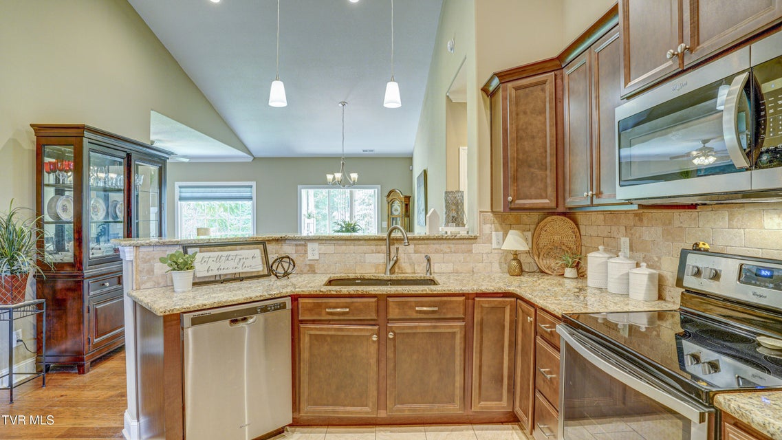 Photo #11: 465 Grovemont Place