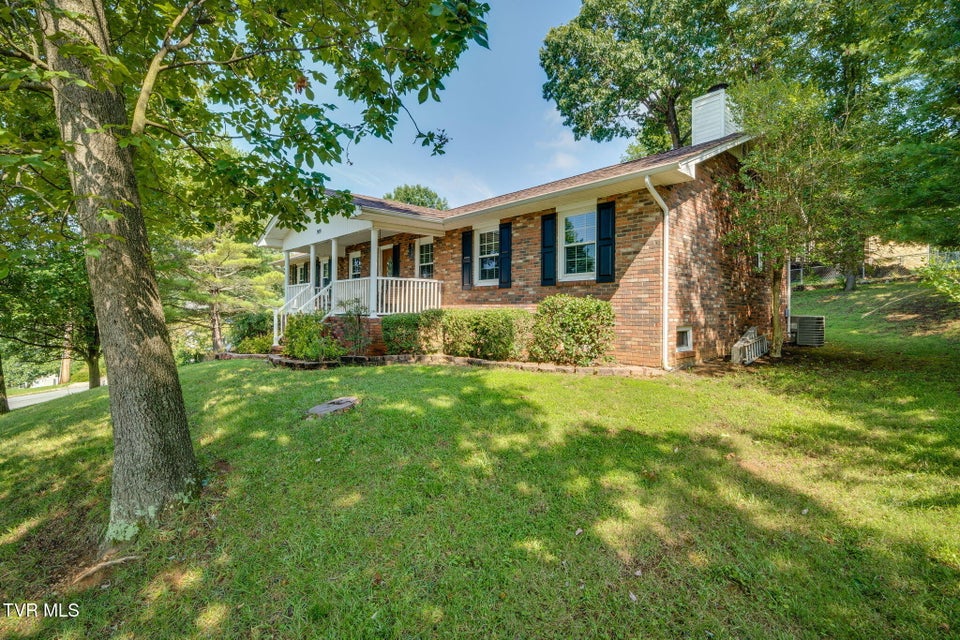 Photo #2: 909 Exeter Place