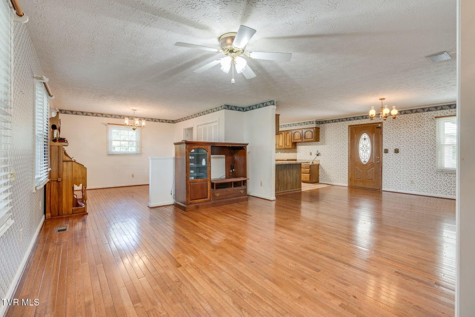 Photo #5: 909 Exeter Place