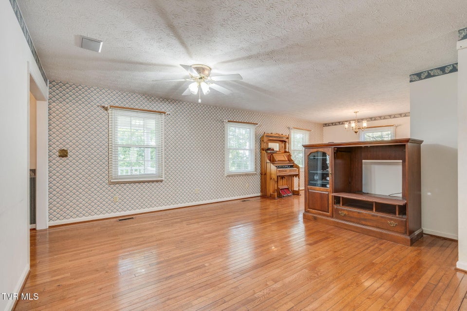 Photo #7: 909 Exeter Place