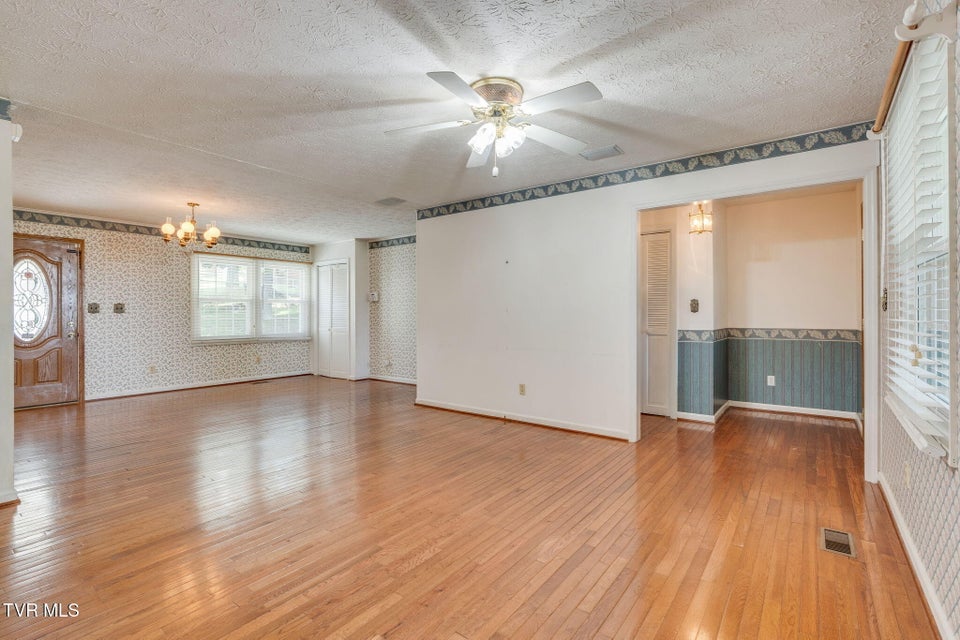 Photo #16: 909 Exeter Place