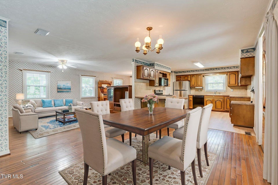 Photo #8: 909 Exeter Place