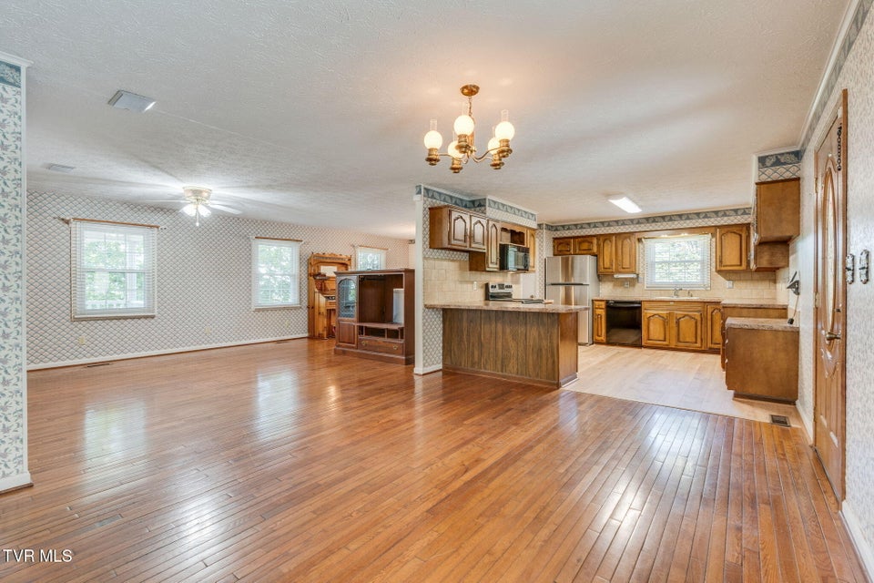 Photo #9: 909 Exeter Place