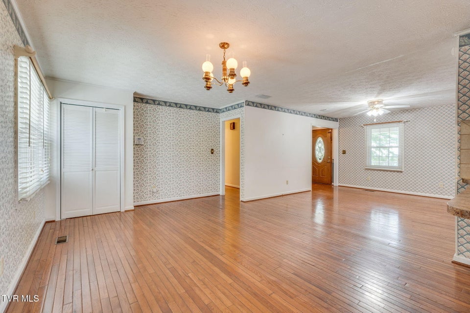 Photo #14: 909 Exeter Place
