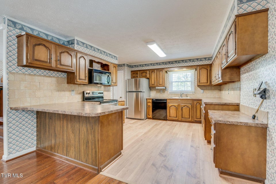 Photo #10: 909 Exeter Place