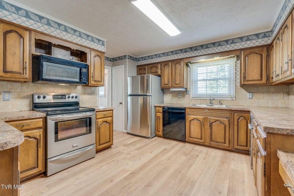 Photo #11: 909 Exeter Place