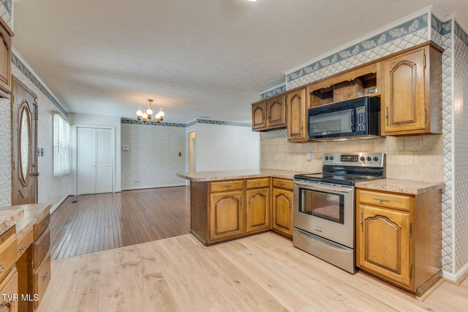 Photo #13: 909 Exeter Place