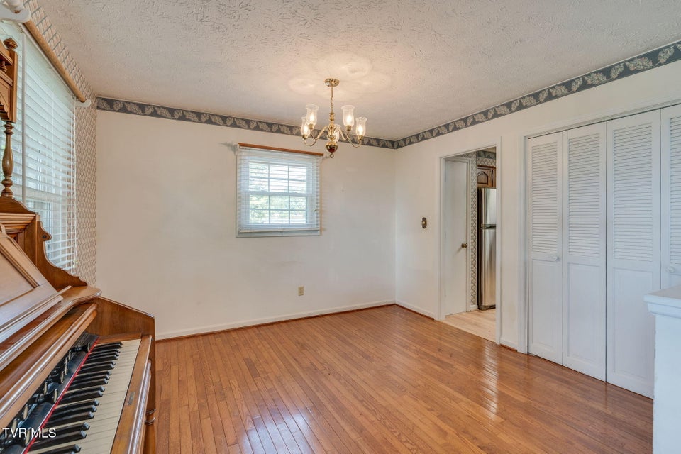 Photo #6: 909 Exeter Place