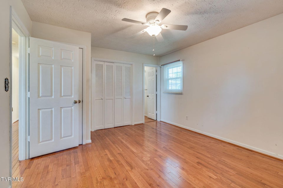 Photo #17: 909 Exeter Place