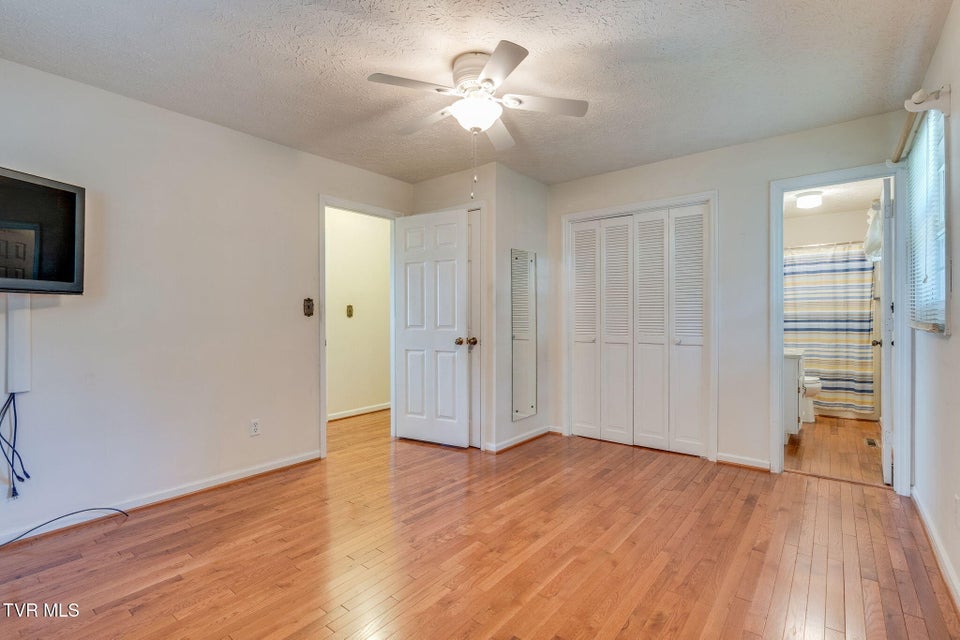 Photo #18: 909 Exeter Place