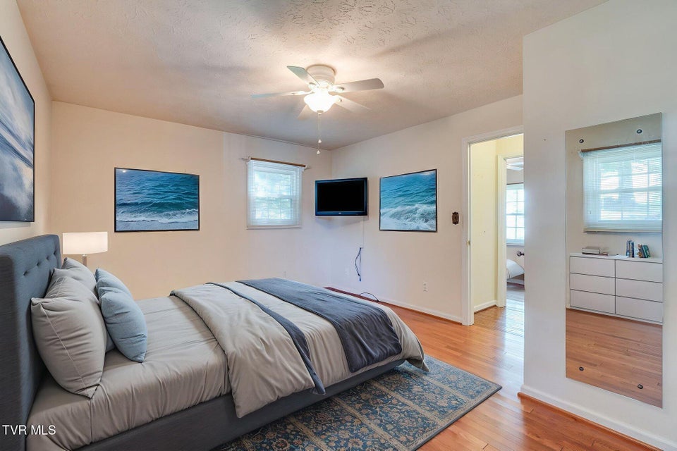 Photo #19: 909 Exeter Place