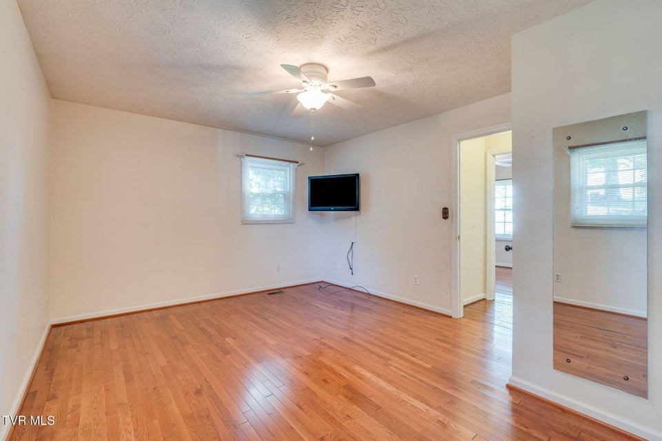 Photo #20: 909 Exeter Place