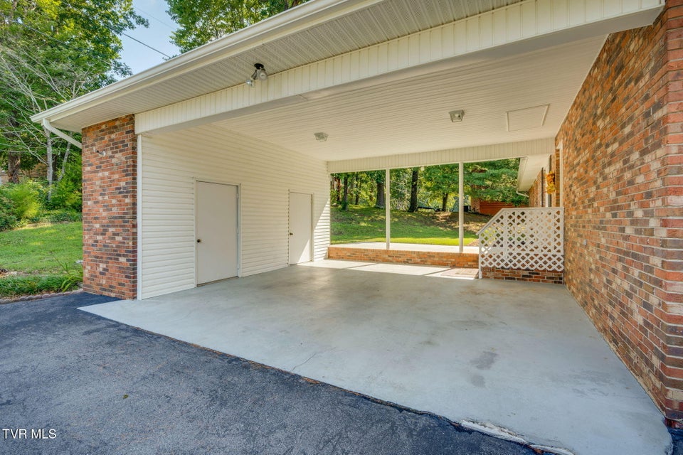 Photo #36: 909 Exeter Place