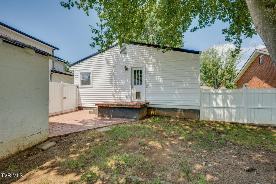 Photo #31: 1617 Barnes Street