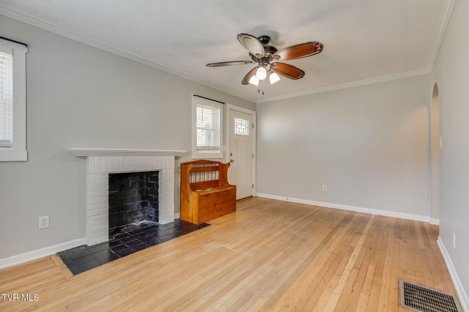 Photo #11: 1617 Barnes Street