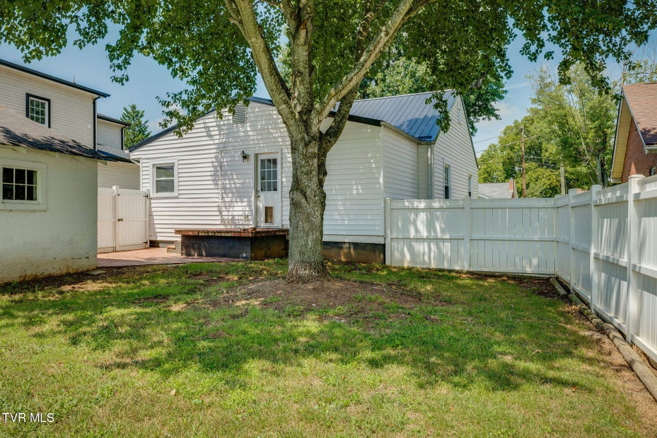 Photo #33: 1617 Barnes Street