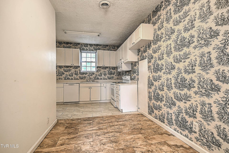 Photo #16: 284 Railroad Avenue