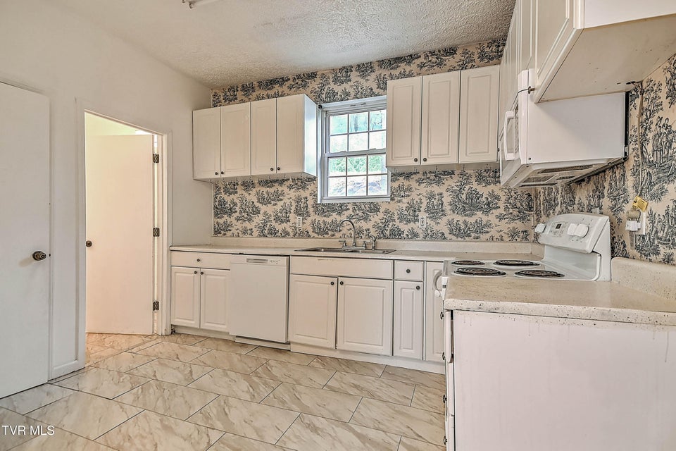 Photo #18: 284 Railroad Avenue