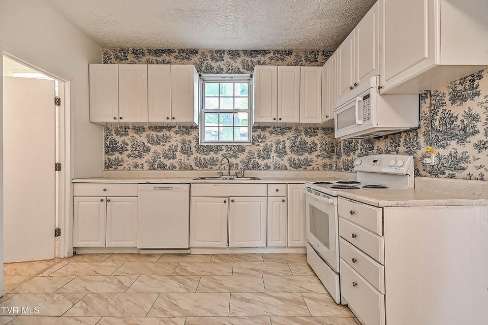 Photo #19: 284 Railroad Avenue