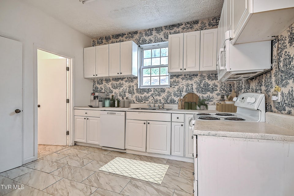 Photo #17: 284 Railroad Avenue