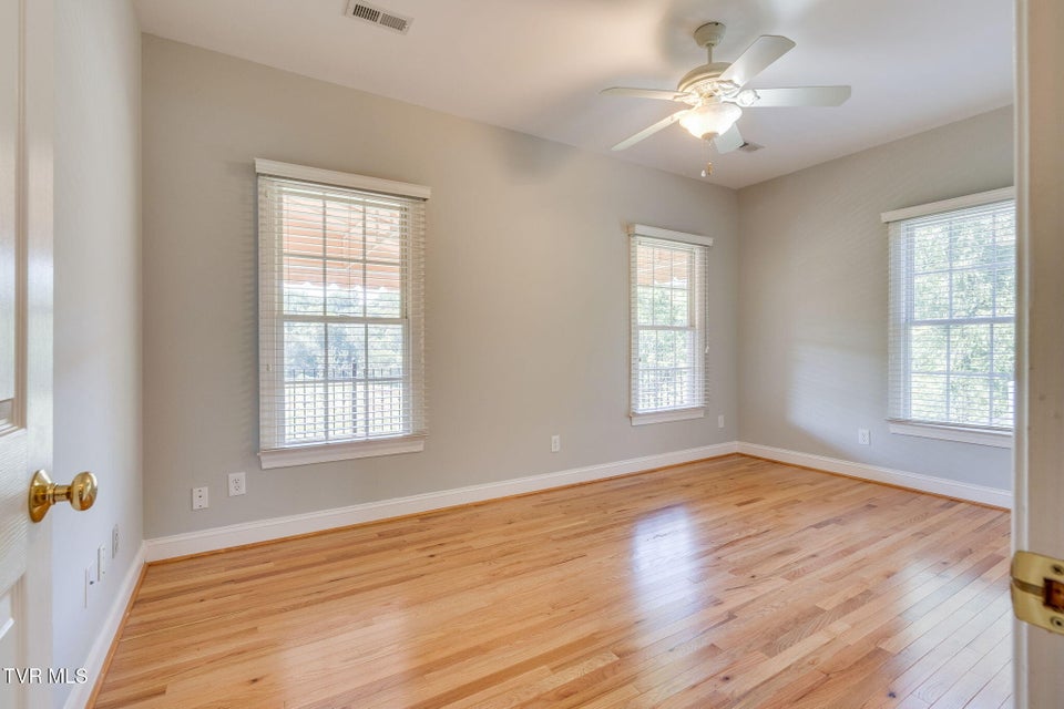 Photo #32: 3 Strawflower Place