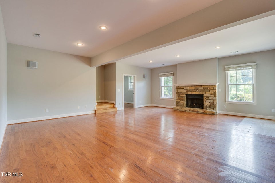 Photo #40: 3 Strawflower Place