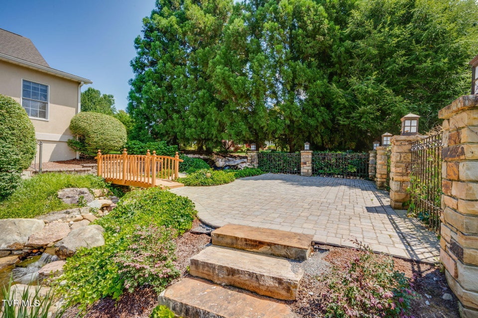 Photo #64: 3 Strawflower Place