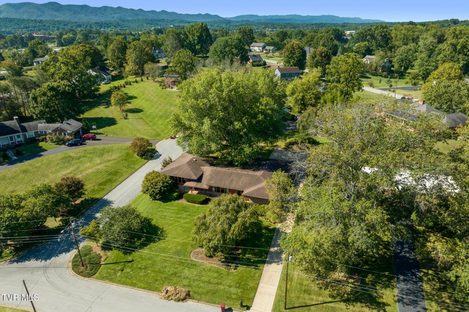 Photo #6: 909 Millercrest Drive