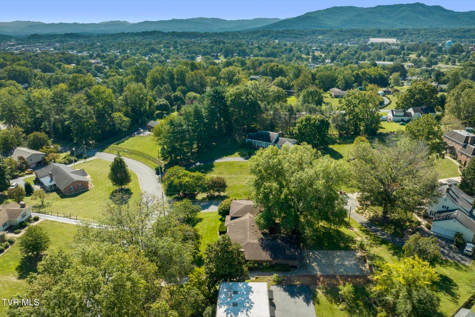 Photo #7: 909 Millercrest Drive