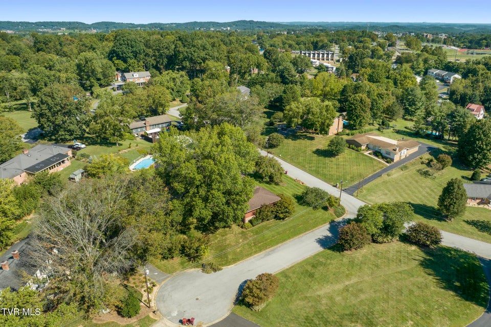 Photo #10: 909 Millercrest Drive