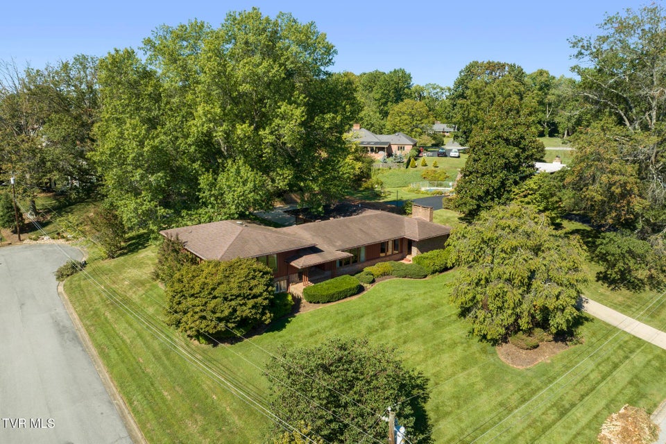 Photo #17: 909 Millercrest Drive
