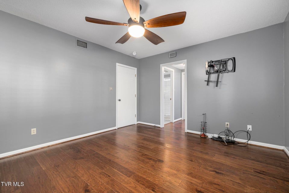 Photo #57: 909 Millercrest Drive