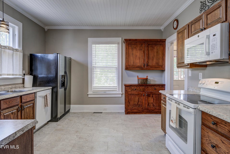 Photo #10: 919 Hillcrest Drive