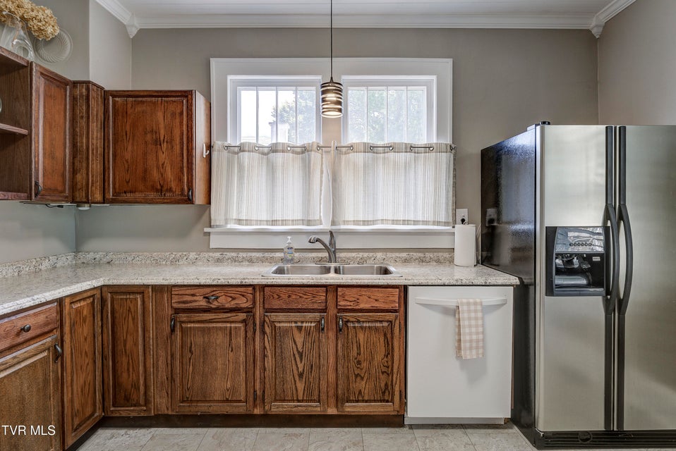 Photo #11: 919 Hillcrest Drive