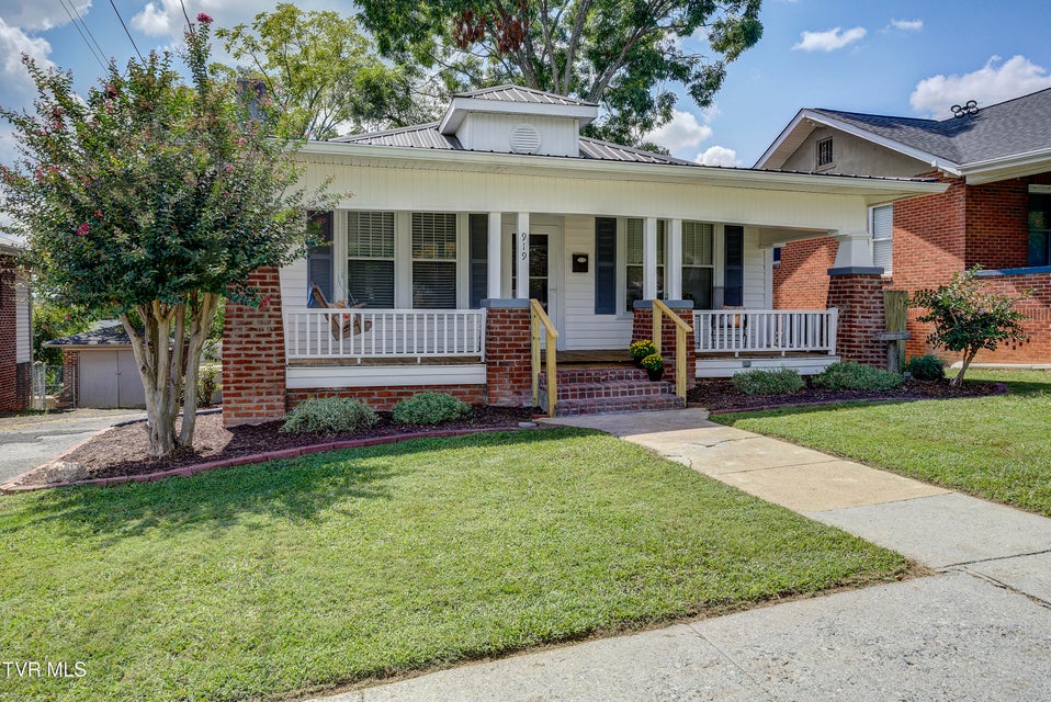 Photo #2: 919 Hillcrest Drive