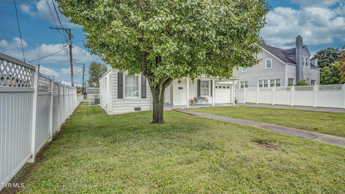 Photo #3: 1717 Oakwood Drive